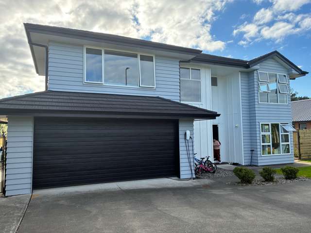 Large 5 Bedroom House in the heart of Millwater