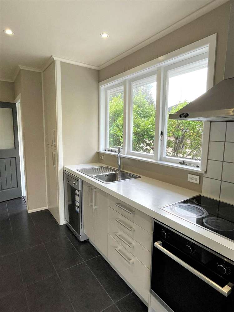 8 Grainger Road Te Atatu South_4