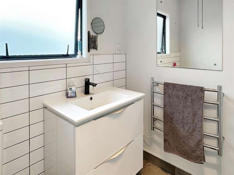 9A Holden Avenue Holdens Bay_8