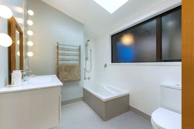 256 Piha Road Piha_12