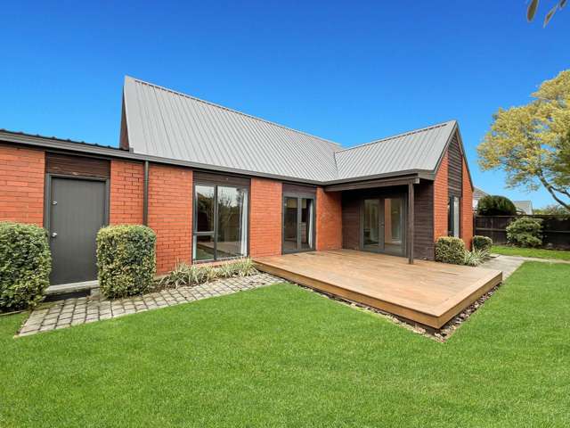 AVONHEAD - THREE BEDROOMS, RENOVATED BATHROOM, DOUBLE GARAGE