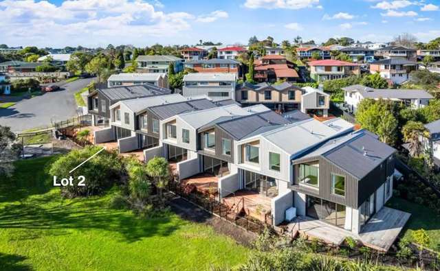Spacious Four-Bedroom by the Water