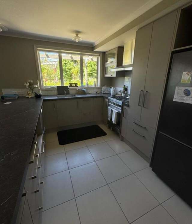 9A Lester Place Burleigh_3