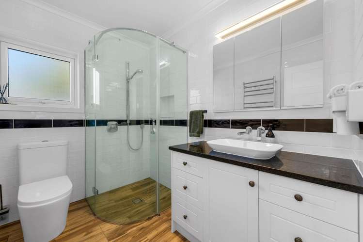 10 Charles Dickens Drive Mellons Bay_15