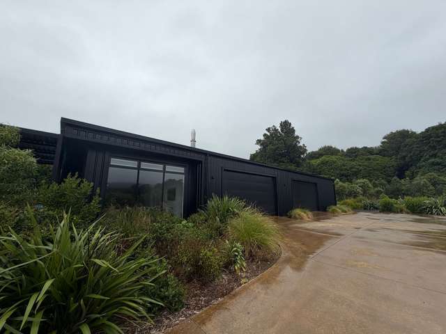 Charming 2 bedroom shed/house with grazing