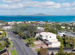 From pink icon to blank canvas: North Shore clifftop home seeks new owner