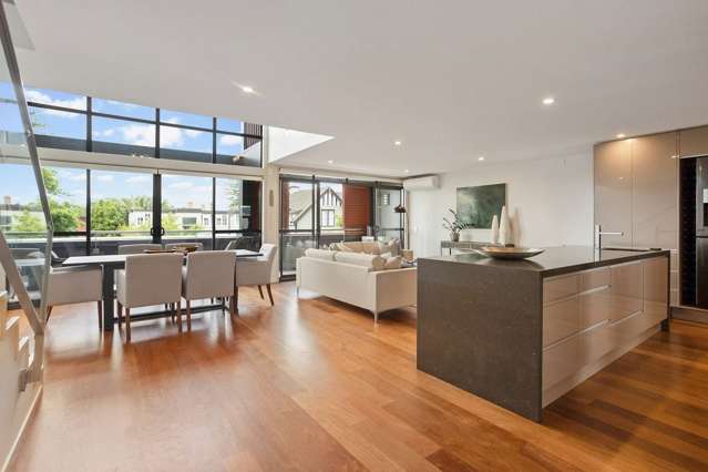 Large Penthouse Apartment with Harbour Views