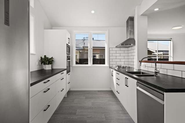 Light-filled living in Frimley