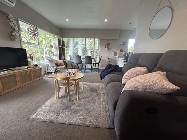 Charming 2-Bedroom, 1-Bathroom Unit with Single Garage in Glenfield!