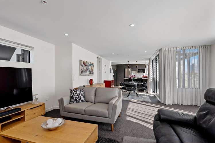 604/12 Latimer Square_3