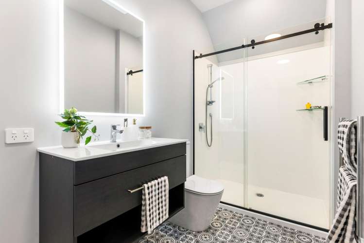 42B Apu Crescent Lyall Bay_5