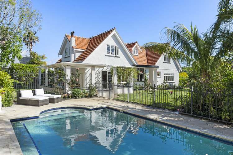 1 Ascot Avenue Narrow Neck_24