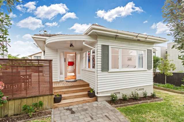 Cute as a button! 2 Bedroom Bungalow in Ellerslie