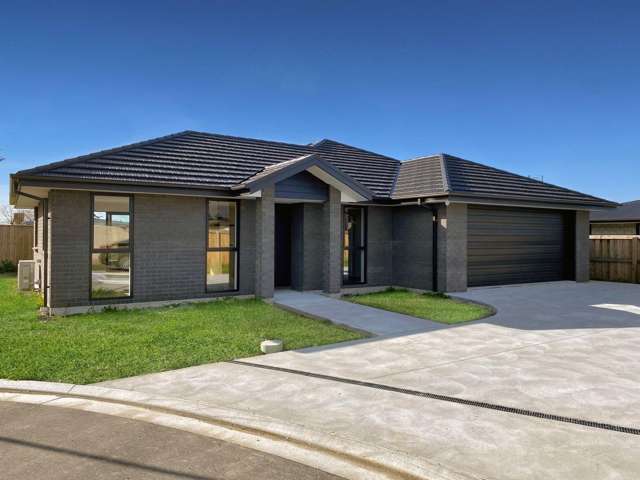 ROLLESTON - 4 BEDROOMS, 2 BATHROOMS, HEATPUMP, DOUBLE GARAGE