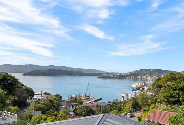 EASY FAMILY LIVING - STUNNING HARBOUR OUTLOOK