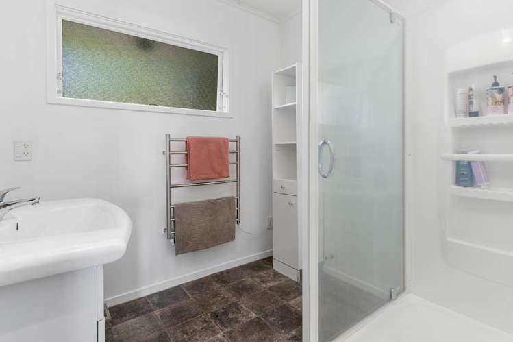 1B De Val Drive Titirangi_5