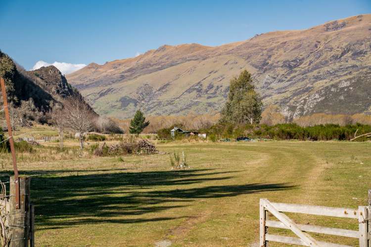 8 East Road Lumsden Surrounds_12