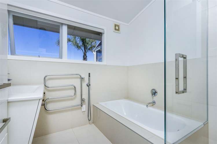 2/64 Seaview Road Castor Bay_12