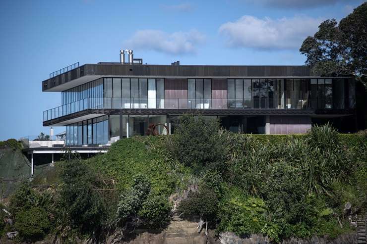 Jason Statham and his partner Rosie Huntington Whiteley. They rented one of this year's most expensive homes while Statham was filming in Auckland. Artwork / Beth Walsh