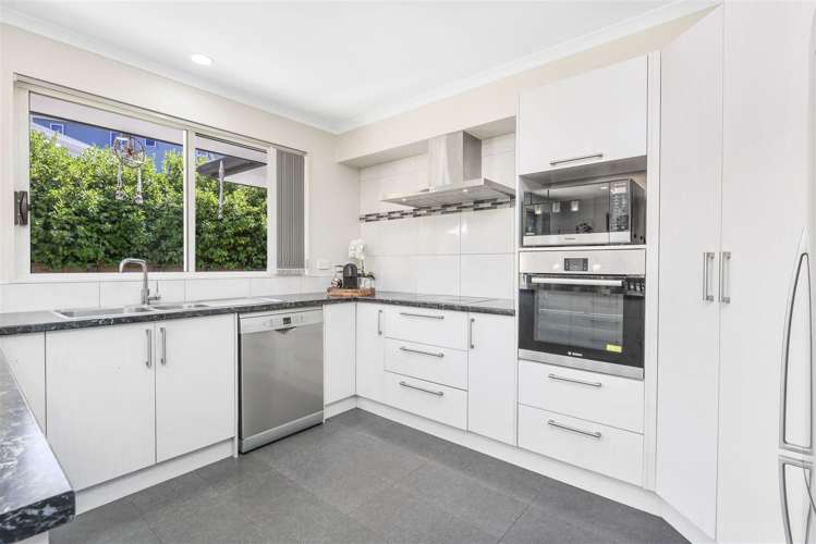 64 Farnborough Drive Grandview Heights_5