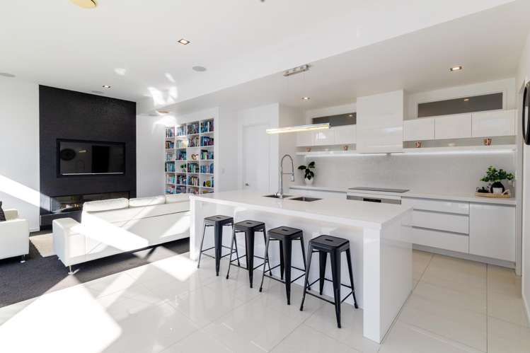 26 Waitikiri Square Parklands_10