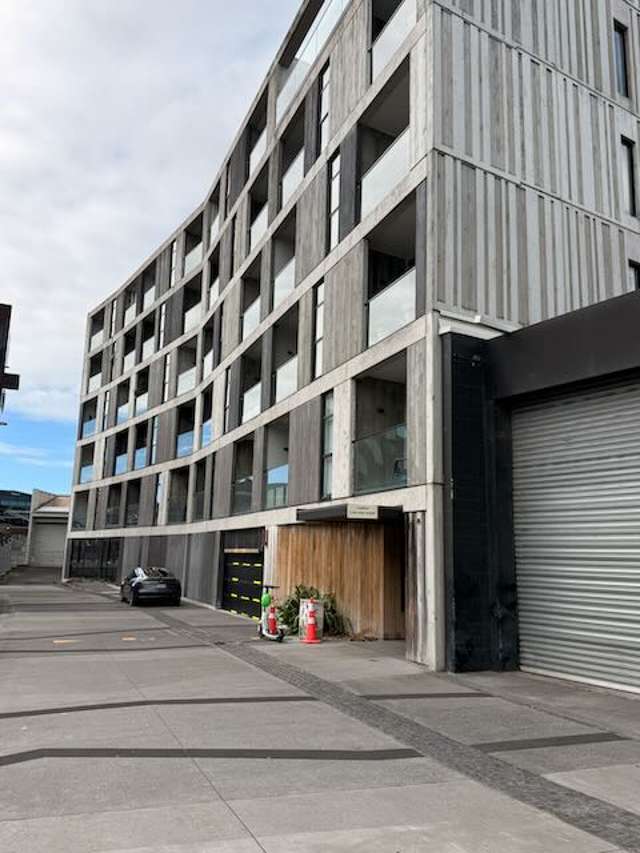 3 BEDROOMS AND TOP FLOOR LIVING