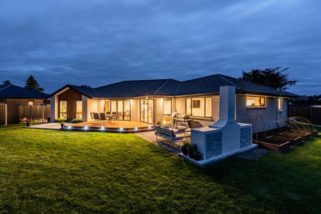 Modern Living on Lindsay Way!