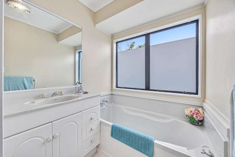 23 Gosford Drive Botany Downs_17