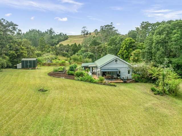 Charming Country Cottage & Relaxed Living!