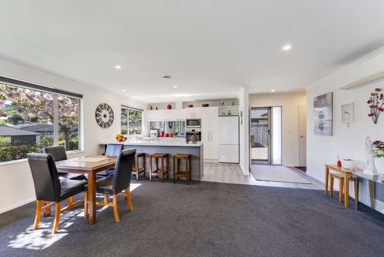 77 Washbourn Drive Richmond_5