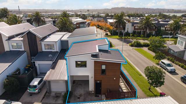 Corner 2 bed freehold site - almost stand alone!