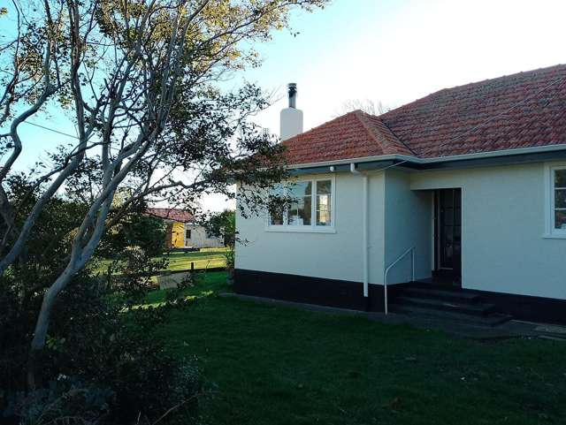 Renovated 2 bed with outside room