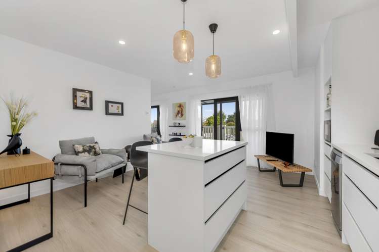 2/10 Pinewood Grove Botany Downs_14