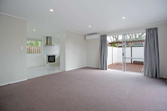1/4 Aylmer Court Eastern Beach_2