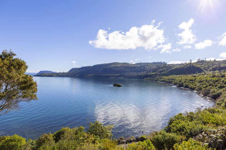 26 Whakamoenga Point Acacia Bay_30