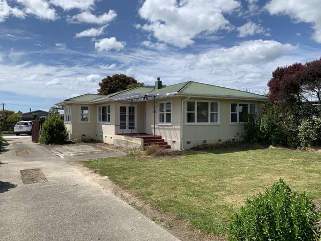 Bright & Sunny Family Home Near Schools, Shops, and Beaches