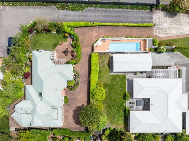 Supersized Family Home, Privacy and Pool