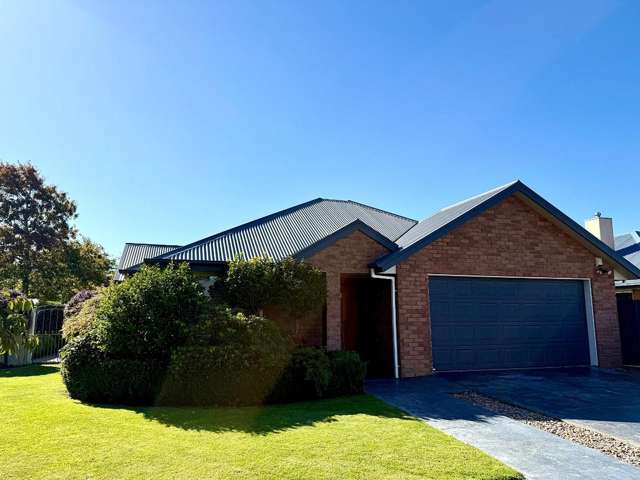 FULLY FURNISHED MODERN FAMILY HOME IN PRIME SUBDIVISION!
