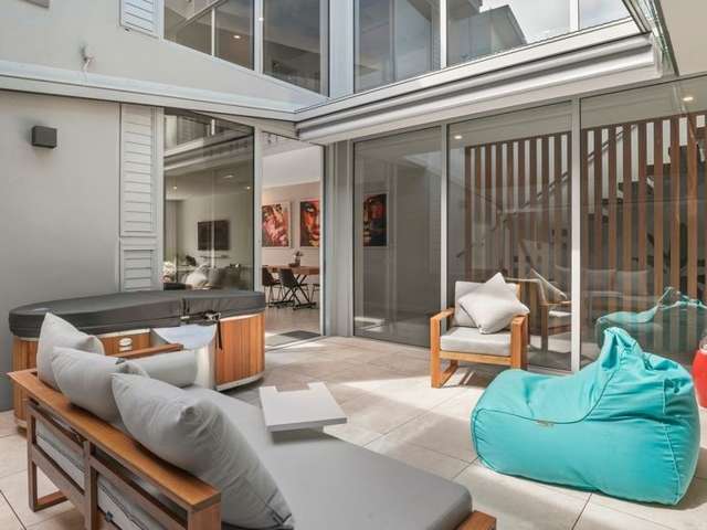 579A Laurie Southwick Parade 2267_1