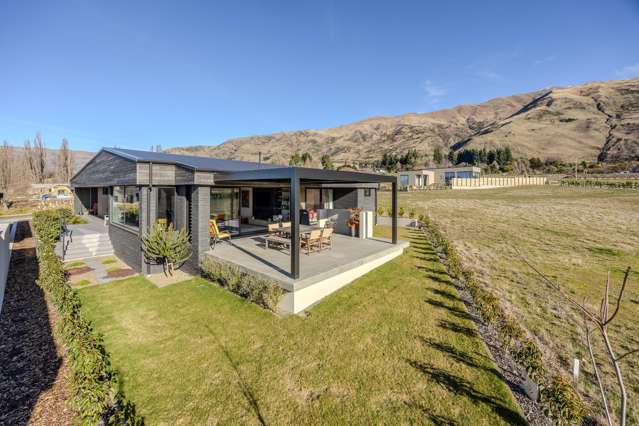 Refined Living Close To The Lake