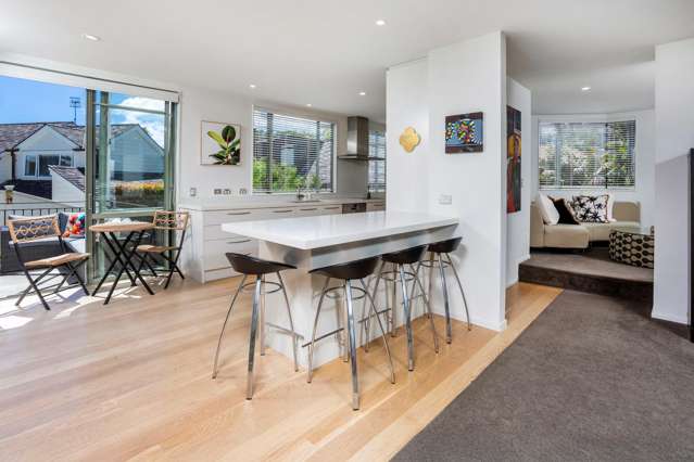 Stunning Alfresco Living–Steps from Takapuna Beach