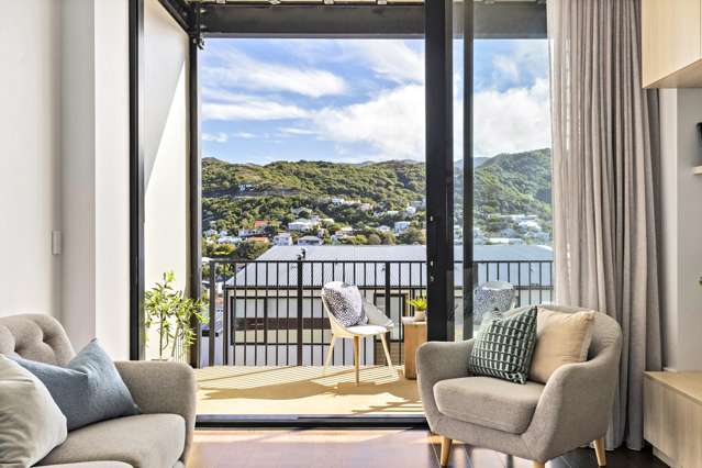 WEST FACING ISLAND BAY APARTMENT WITH VIEWS.