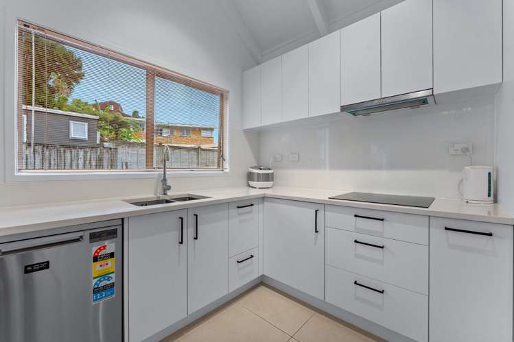 2/1 Trelawny Place Hillcrest_7