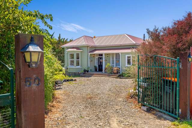 Beautiful Country Home in Halcombe!