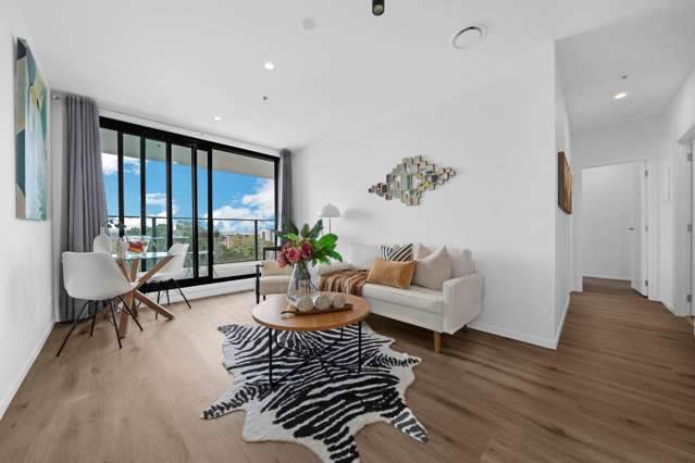 Stylish, Sun-Filled Apartment with Expansive Views