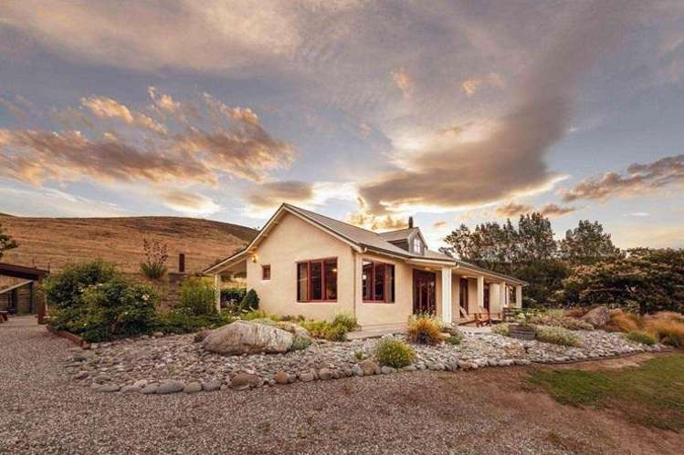 ‘Like living in a thermos flask’: Luxury home made of straw comes with walk-in cave