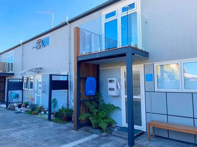 Cute 2 bedroom townhouse across the road to th...