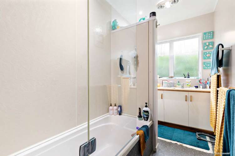 2/225 Wairau Road Totara Vale_10