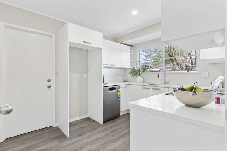 2/73 Botany Road Botany Downs_7