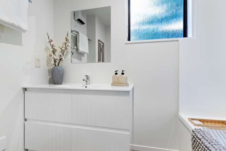 17b Wynyard Crescent Fernhill/Sunshine Bay_10